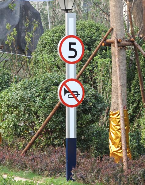 东城街道户外立牌